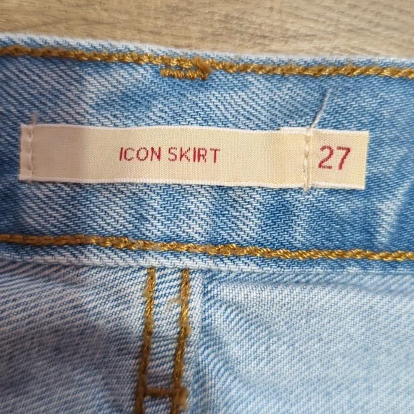 Levis Premium Icon Skirt in Light Wash mini button fly  sz 27 - Picture 7 of 8